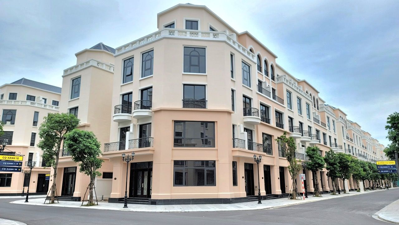 Các căn hộ shophouse cũng được thiết kế với 2 hoặc 3 mặt thoáng, giúp giảm thiểu cảm giác bí bách và tù túng, tạo ra không gian mở hòa quyện giữa các căn nhà liền kề